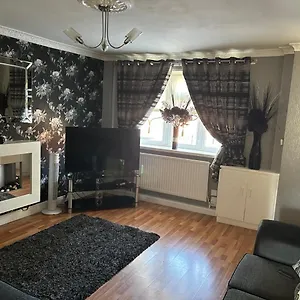 Holiday home 2 Bedroom House Close To Centre With Gated Driveway, Liverpool
