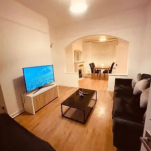 Holiday home Cute Spacious 2 Bedroom House, Sleeps 8, Free Street Parking, Easy Access Lock Box Entry, 2 Minute Drive From City Centre, Liverpool
