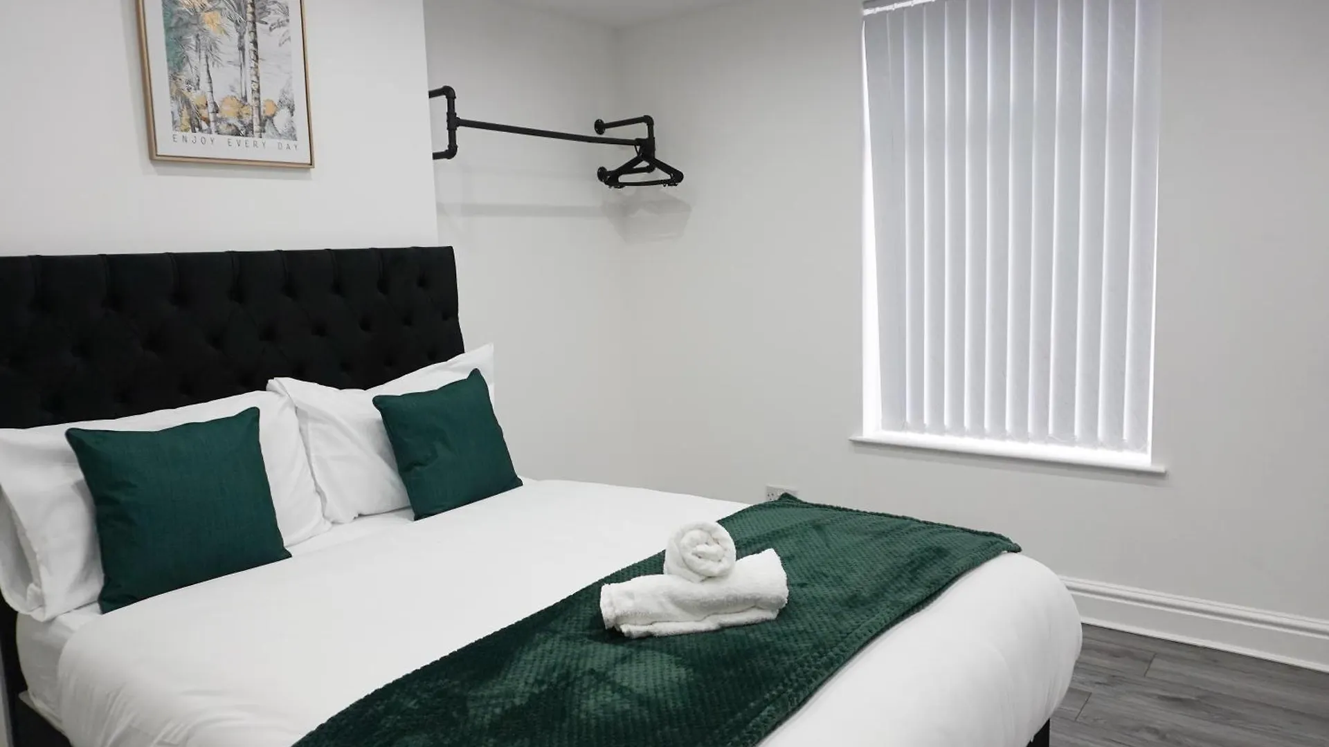 Holiday home Modern & Spacious, 4 Bedroom , 9Ppl Free Wifi & Parking Liverpool