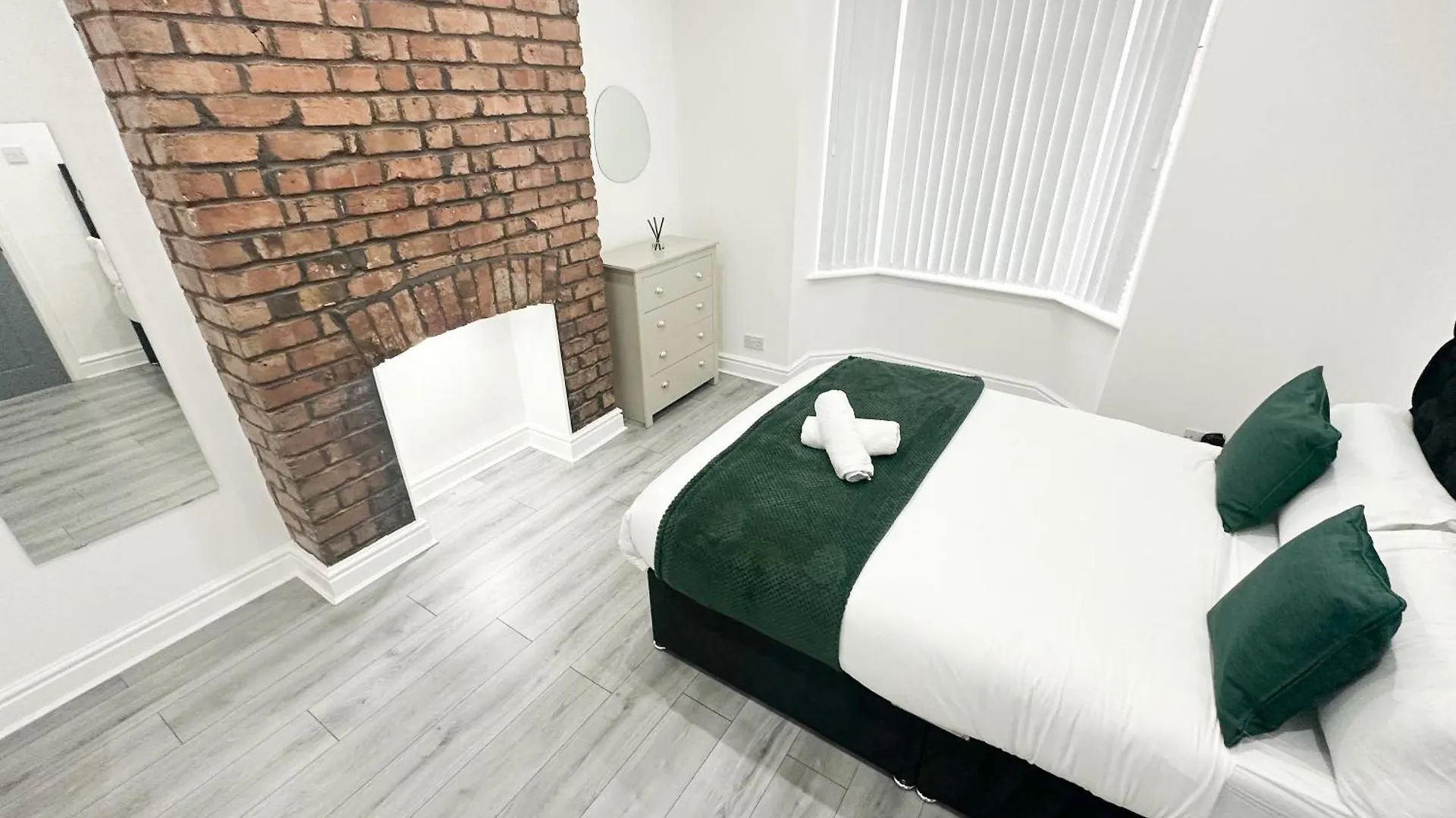 Holiday home Modern & Spacious, 4 Bedroom , 9Ppl Free Wifi & Parking Liverpool