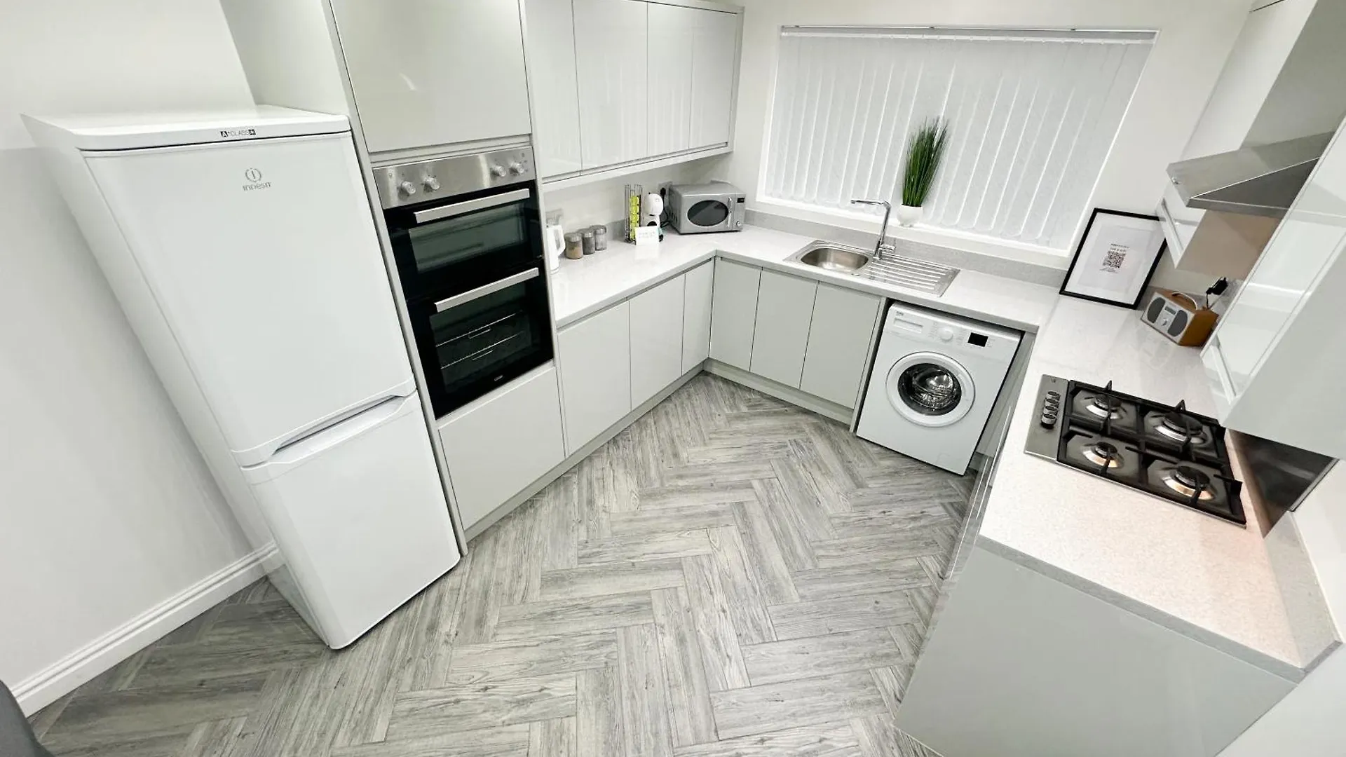 Modern & Spacious, 4 Bedroom , 9Ppl Free Wifi & Parking Liverpool