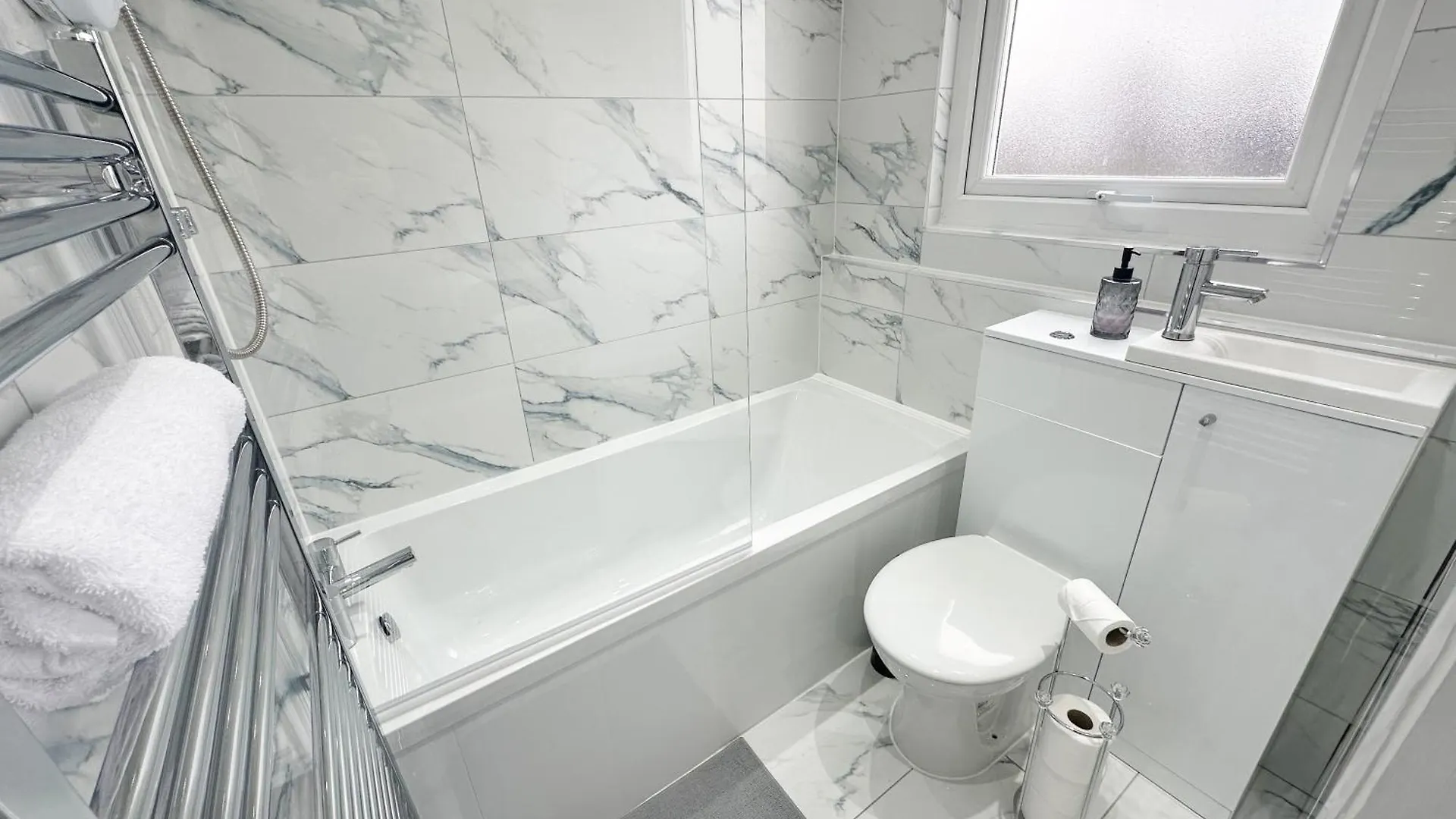 Modern & Spacious, 4 Bedroom , 9Ppl Free Wifi & Parking Liverpool