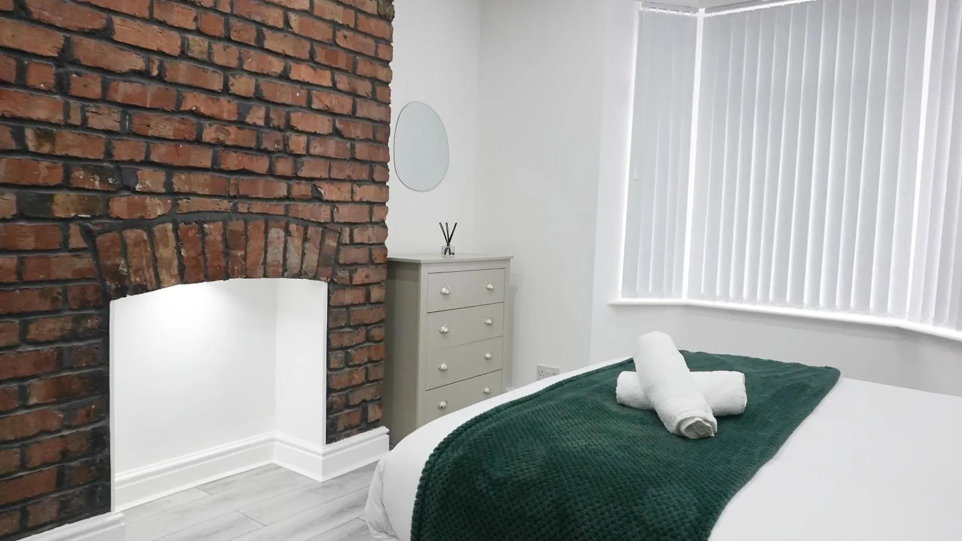 Modern & Spacious, 4 Bedroom , 9Ppl Free Wifi & Parking Liverpool 0*,