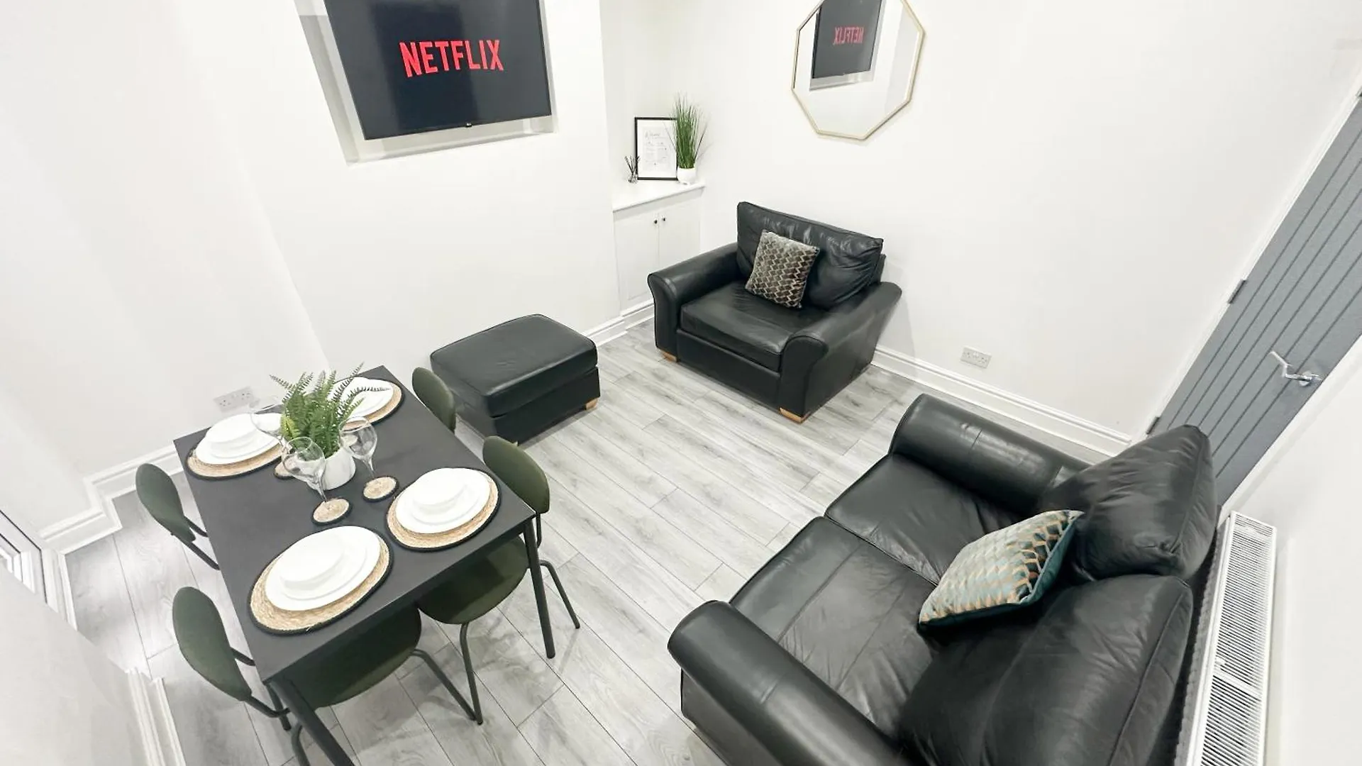 Holiday home Modern & Spacious, 4 Bedroom , 9Ppl Free Wifi & Parking Liverpool