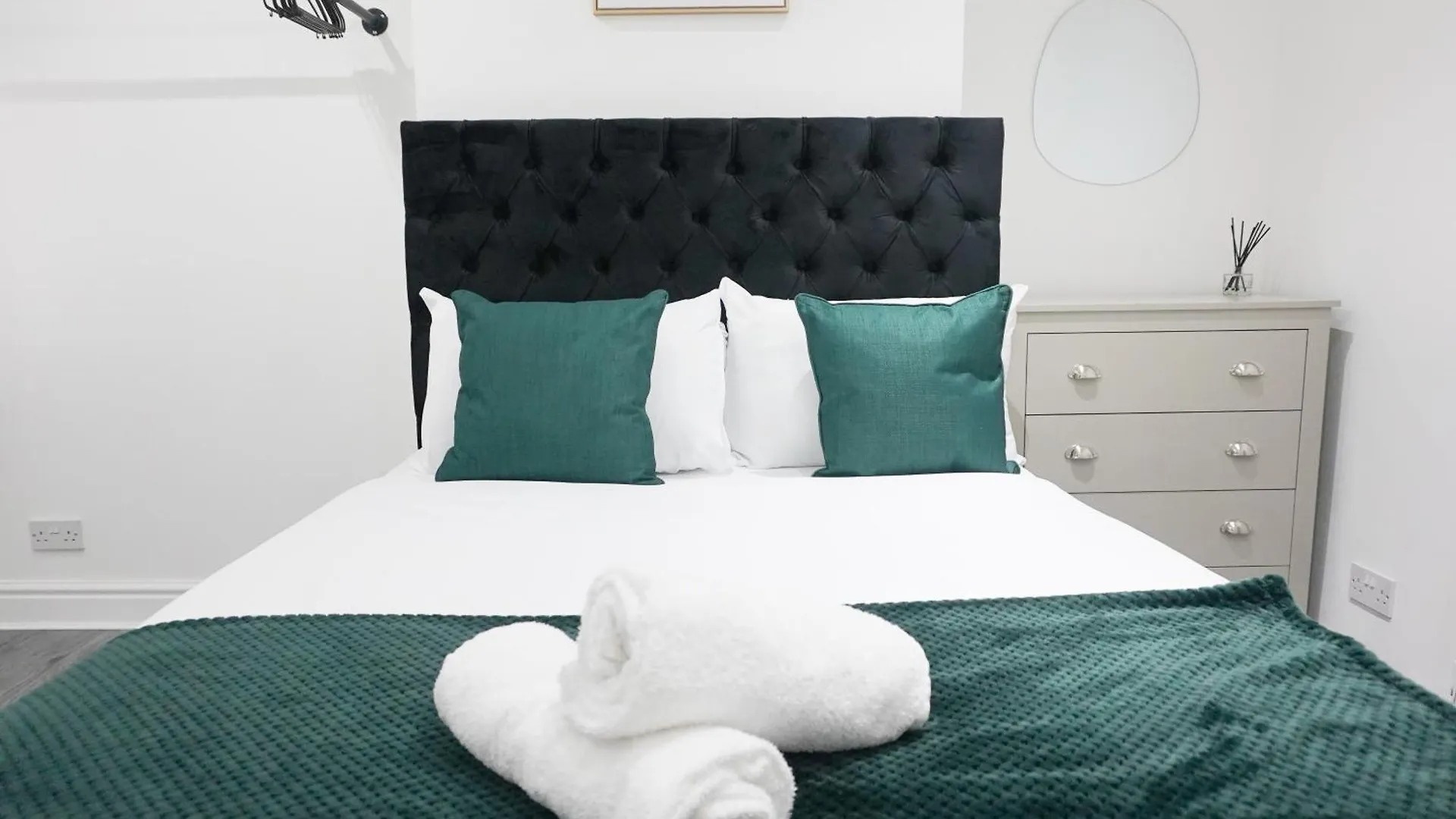 Holiday home Modern & Spacious, 4 Bedroom , 9Ppl Free Wifi & Parking Liverpool United Kingdom