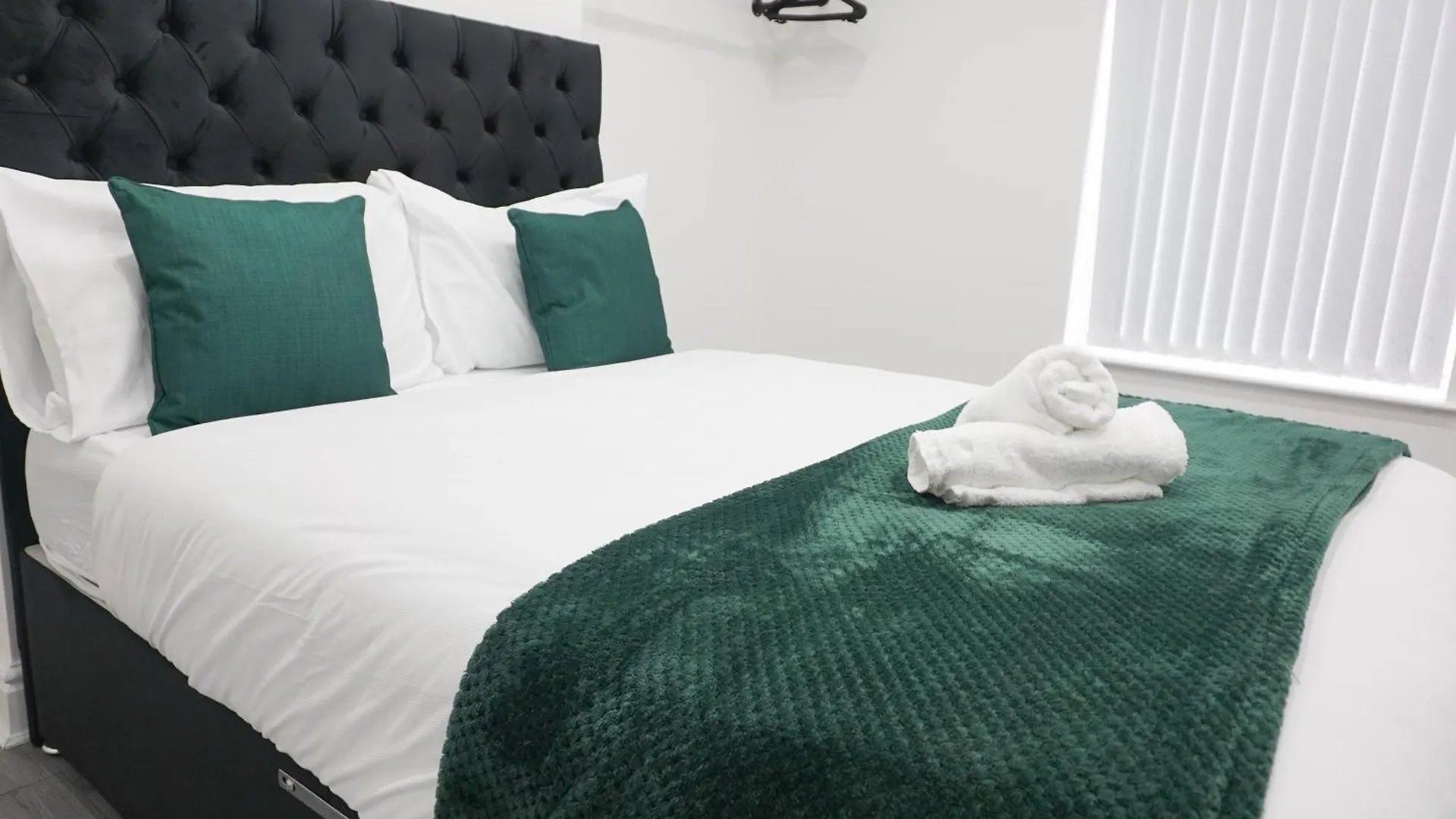 Holiday home Modern & Spacious, 4 Bedroom , 9Ppl Free Wifi & Parking Liverpool