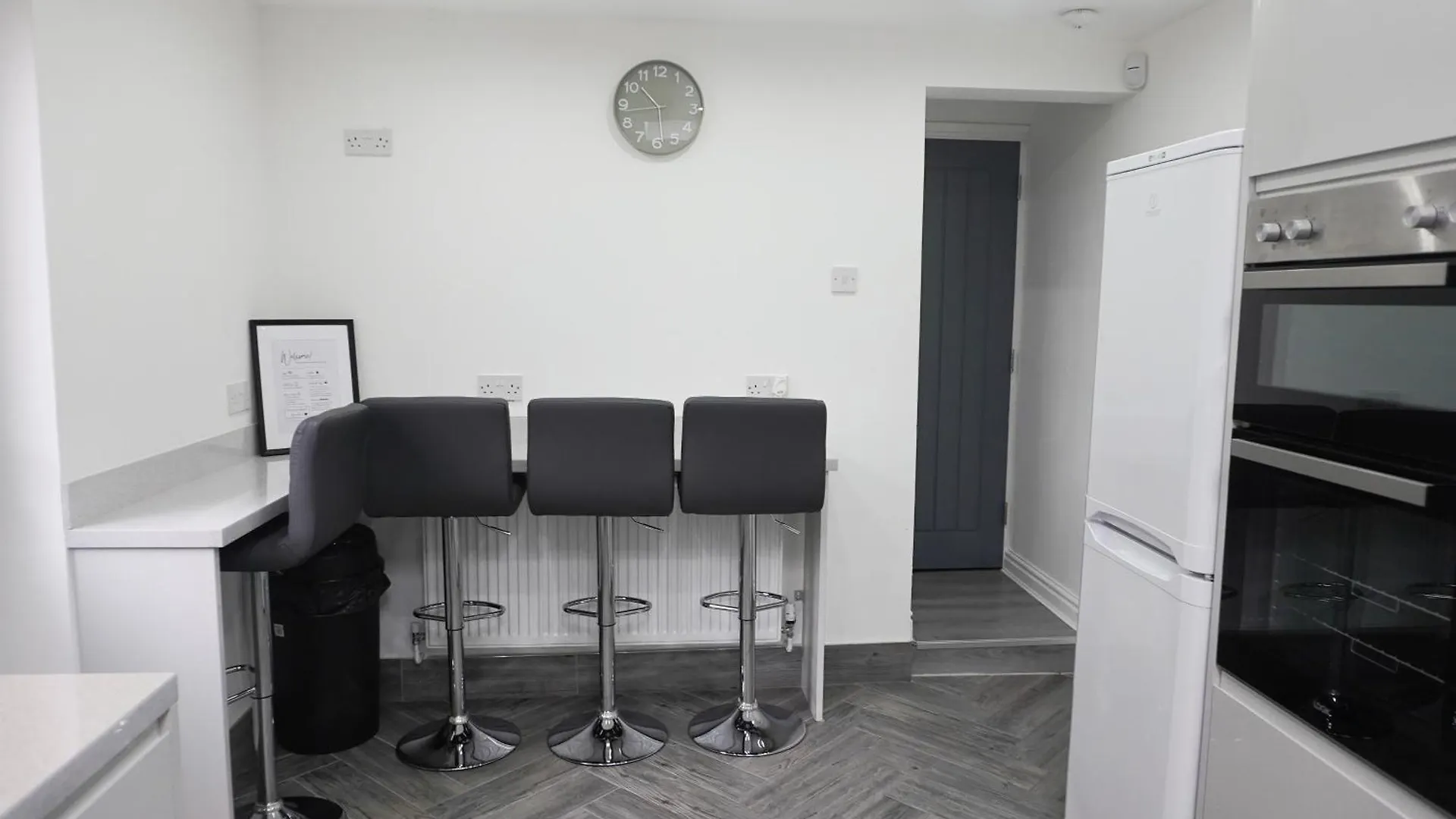 Modern & Spacious, 4 Bedroom , 9Ppl Free Wifi & Parking Liverpool 0*,